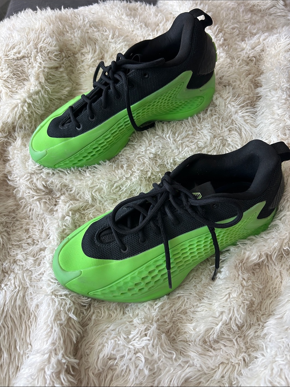 Anthony Edward’s basketball shoes size 6